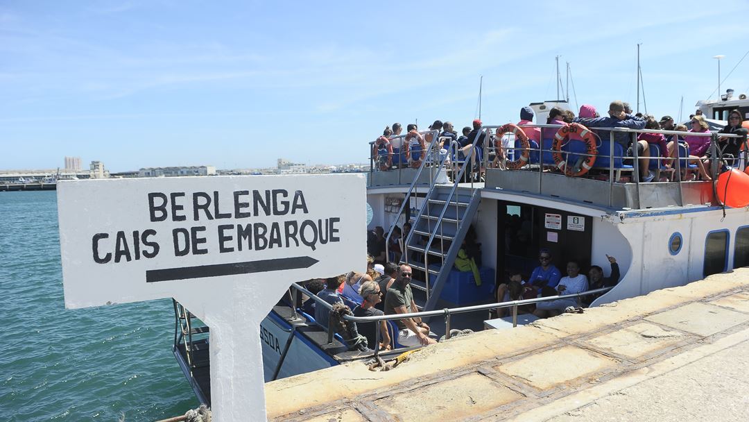 O transporte para as Berlengas antes do estado de emergência, onde o número de turistas é sempre controlado. Foto: Carlos Barroso/Lusa