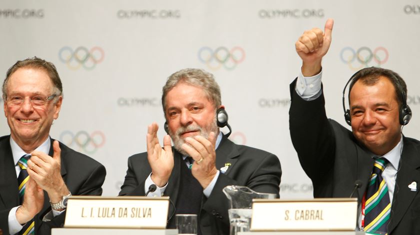 Sérgio Cabral, à direita, celebra vitória do Rio pela organização dos JO 2016, ao lado de Lula da Silva e Carlos Nuzman. Foto:  Pawel Kopczynski/Reuters