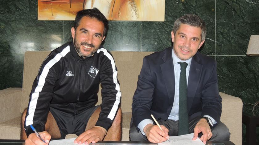 Carlos Pinto e Pedro Roxo no momento da assinatura do contrato Foto: Facebook Académica de Coimbra