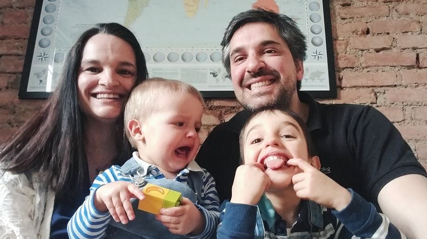 Inês Caro de Sousa com o seu marido e filhos em Milão, onde aguentaram meses de confinamento por causa da Covid-19. Foto: ICS