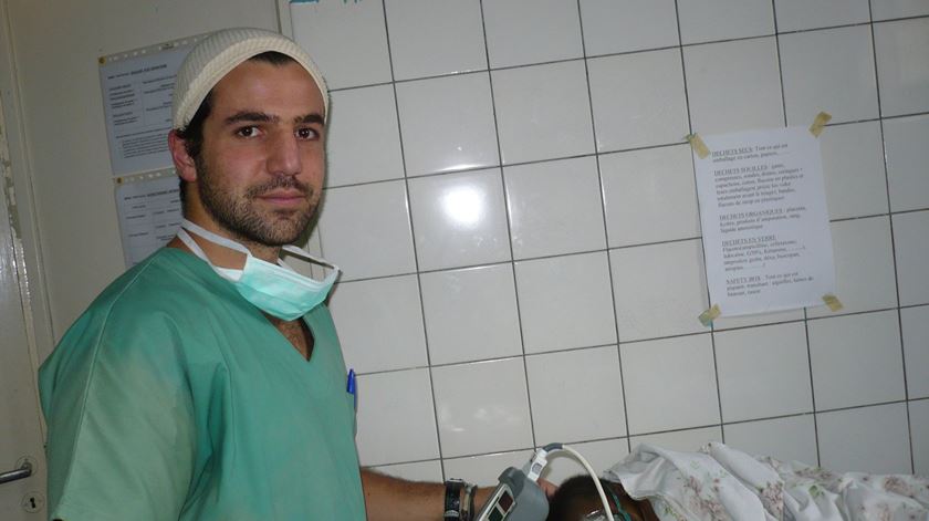 Gustavo Carona, médico intensivista, numa das missões que realizou no continente africano. Foto: DR