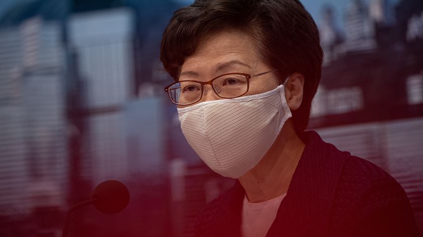 Carrie Lam, chefe do Governo regional de Hong Kong, é acusada de instrumentalizar a pandemia de Covid-19 para calar a oposição. Foto: Jerome Favre/EPA