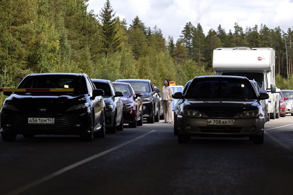 Carros a sair da Rússia em fuga depois da mobilização parcial ordenada pelo Governo. Foto: Lusa