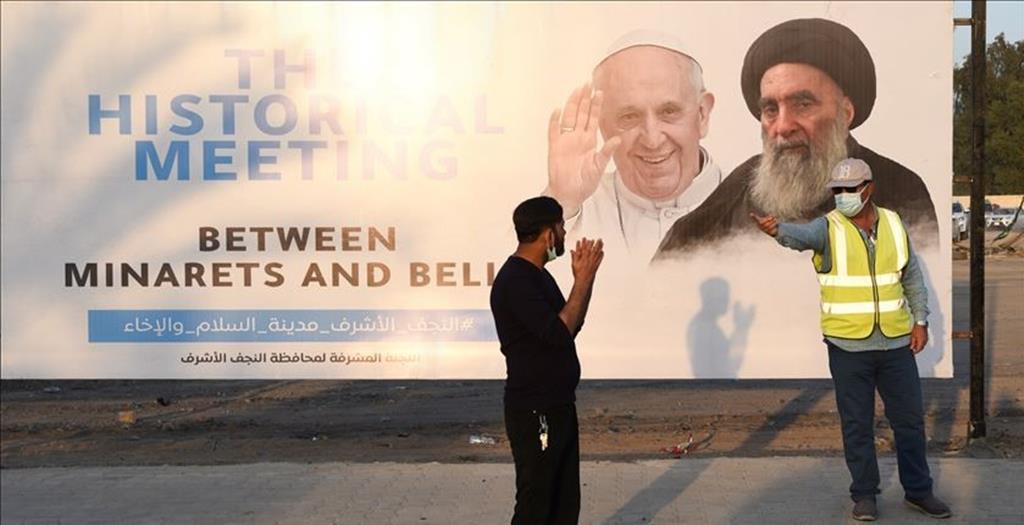 Cartaz anuncia o encontro entre o Papa Francisco e o ayatollah Ali al-Sistani. Foto: Alaa Al-Marjani/Reuters