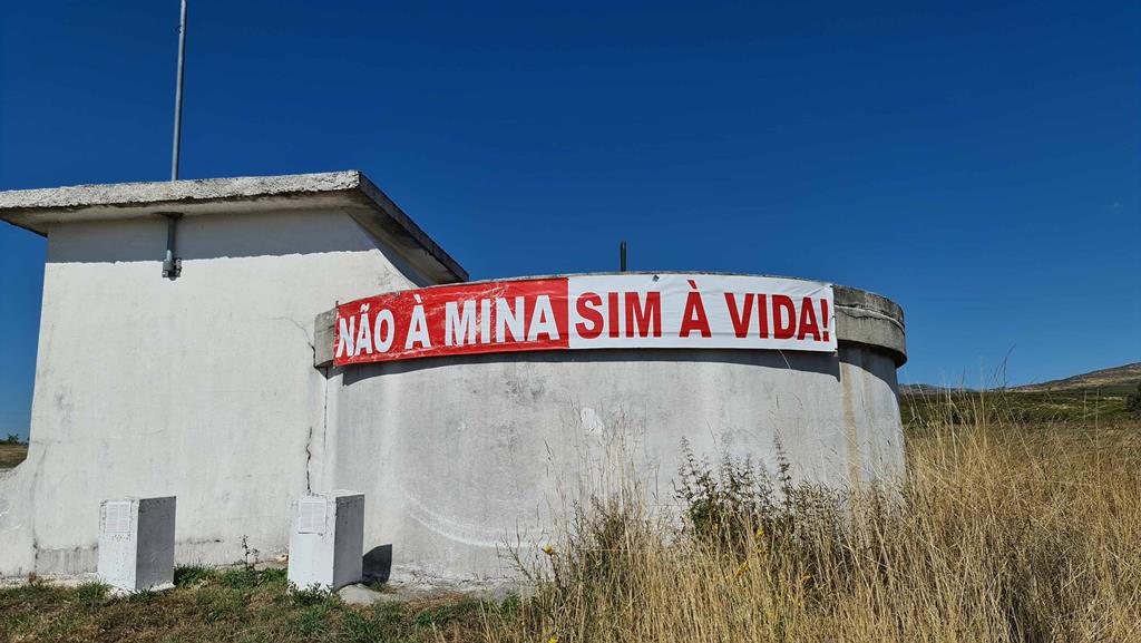 Pela região de Barroso espalham-se cartazes contra as minas. Foto: Olímpia Mairos/RR