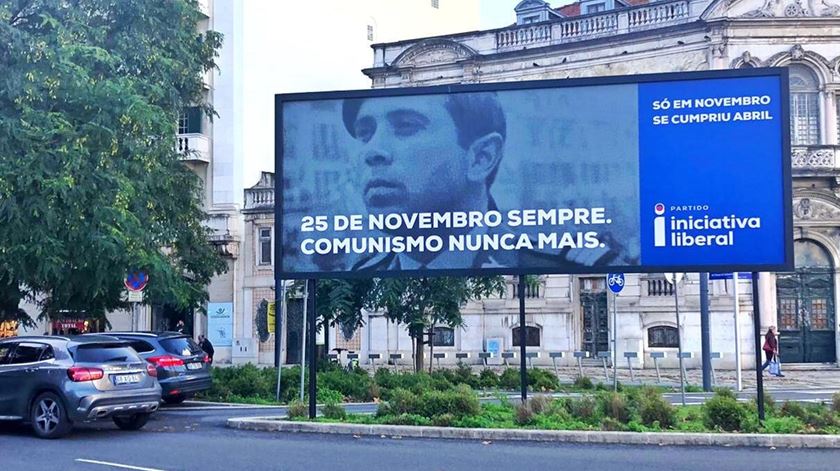 Cartaz da Iniciativa Liberal colocado no Saldanha, em Lisboa, sobre o 25 de novembro. Foto: Paula Caeiro Varela/RR