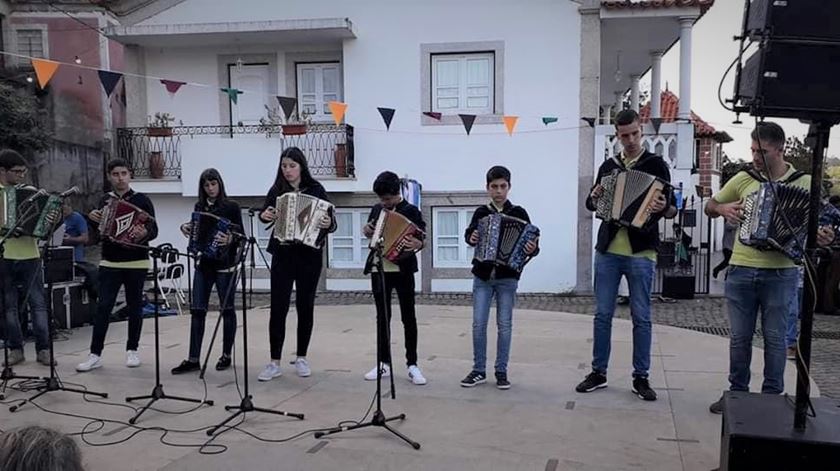 Grupo de concertinas da Casa do Povo da Longra. Foto: Facebook