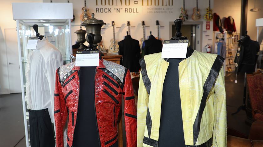 O casaco de couro vermelho "beat it" foi usado entre 1987 e 1989 e é estimado que custe até 40 mil dólares. O amarelo brilha no escuro e é famoso pelos passos que Jackson deu em "Thriller" entre a escuridão. Foto: Eugene Garcia/EPA