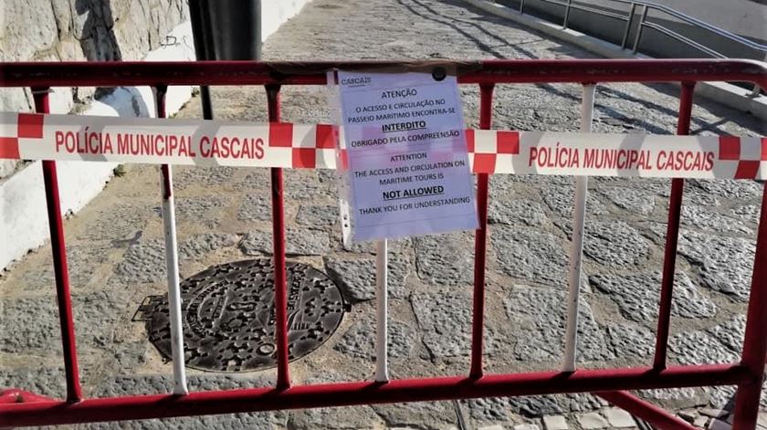 Presidente da Câmara de Cascais mostra interdição da zona junto às praias. Foto: Carlos Carreiras/Facebook