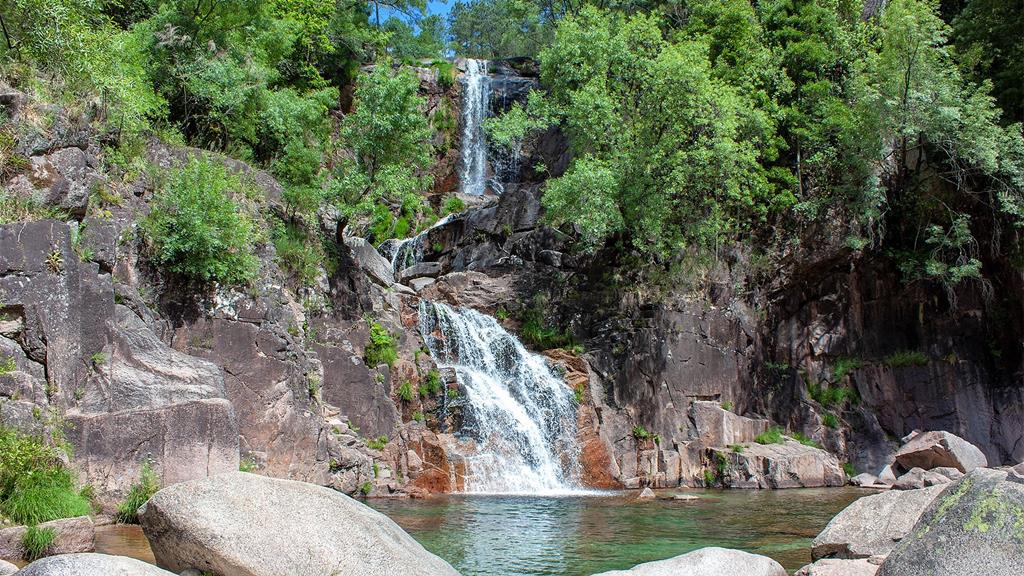 A população quando ouve o carro do INEM ou dos bombeiros com as sirenes, já diz, foi na cascata do Tahiti”