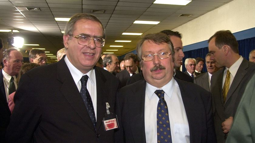 Júlio Castro Caldas (à esquerda), antigo ministro da Defesa de Portugal entre 1999-2001. Aqui numa reunião da NATO com o congénere belga. Foto: NATO