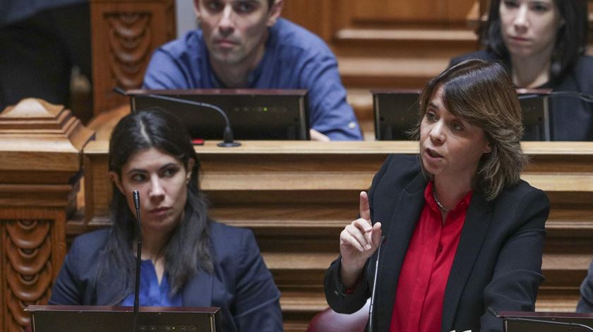 Catarina Martins interpela o Governo no Parlamento. Foto: Tiago Petinga/Lusa