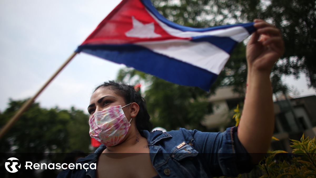 Cientos de cubanos se enfrentan cerca de la embajada de Cuba en Chile