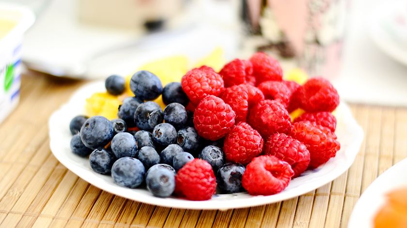A OMS recomenda trocar os snacks salgados por uma peça de fruta. Foto: DR