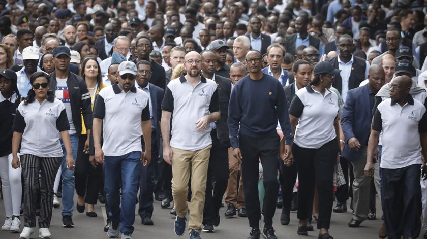 Presidente ruandês, Paul Kagame, com os primeiros-ministros belga, Charles Michel, e etiope, Abiy Ahmed, na marcha até ao estádio Amahoro. Foto: Dai Kurokawa/EPA