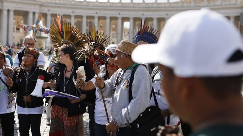 Representantes da Amazónia na Praça de São Pedro, em Roma, durante o sínodo. Foto: Genni Lloris
