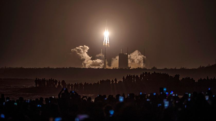 Muitas pessoas assistiram ao lançamento no Centro Espacial de Wenchang. Foto: STR/EPA