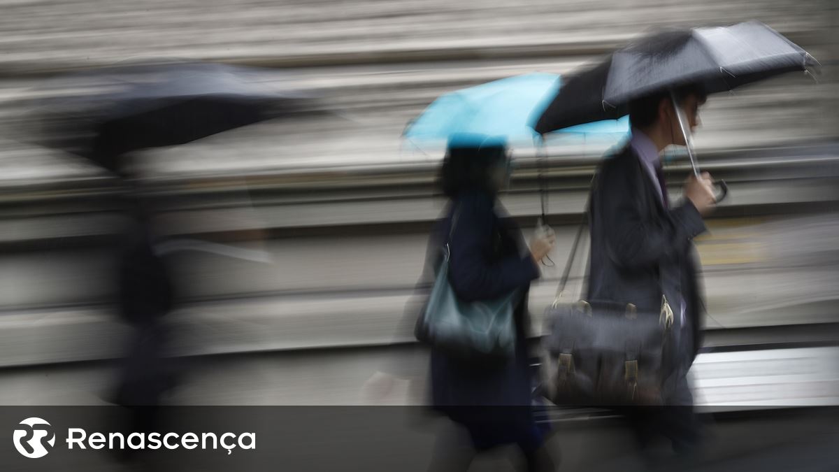 Estradas cortadas e trânsito condicionado devido a chuva e vento fortes