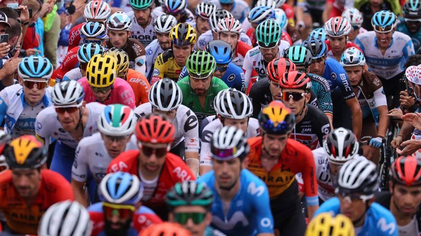 Os 166 ciclistas ainda em prova serão submetidos a testes para Covid-19 Foto: Luca Bettini/Panoramic/Reuters
