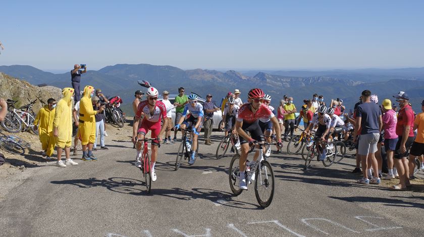 Ciclistas criticam comportamento do público no Tour Foto: Giacomo Italiano/Hans Lucas Pictures/Reuters