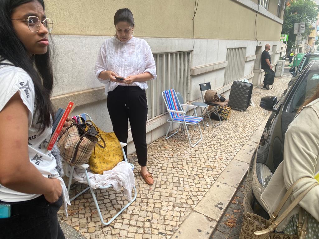 Cidadãos aguardam atendimento serviços centrais Registos e Notariado. Foto: João Cunha/RR