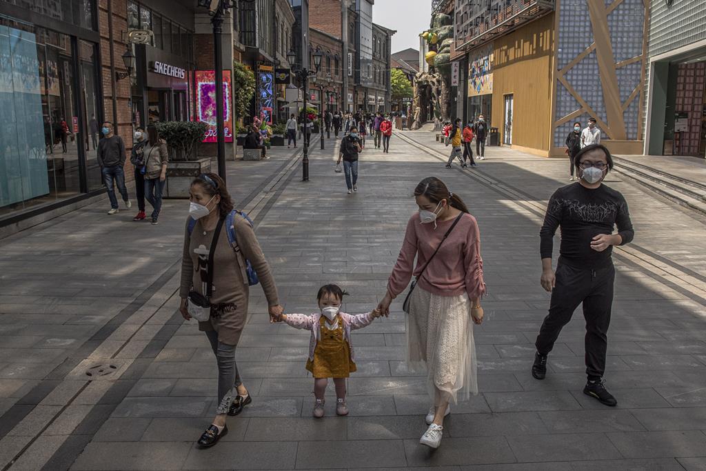 Em Wuhan, onde tudo começou, a vida já voltou quase ao normal. Foto: Roman Pilipey/EPA