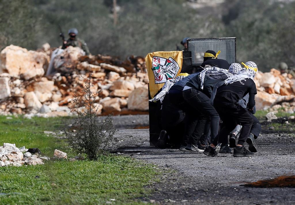 Palestinianos e israelitas em confrontos na Cisjordânia, cidade de Nablus.Foto: Alaa Badarneh/EPA