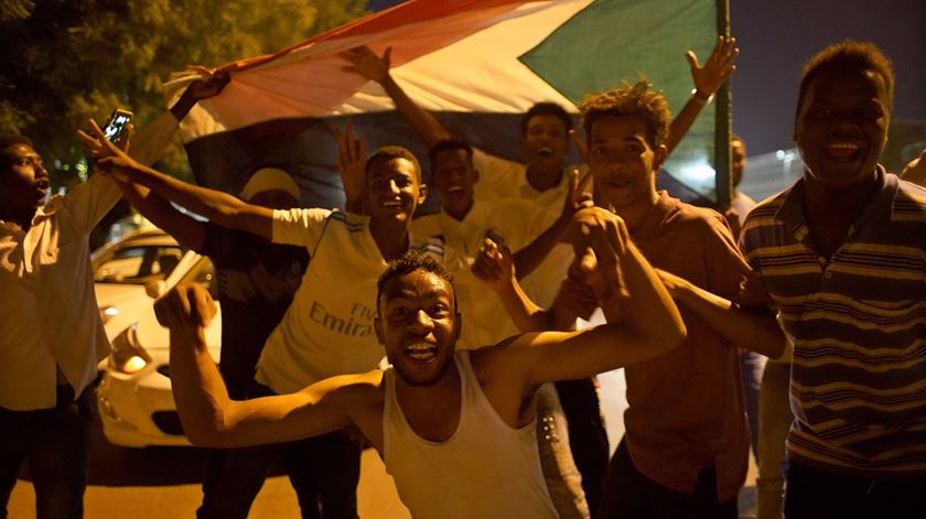 Civis festejam fim do regime de Bashir no Sudão. Foto: Stringer/EPA