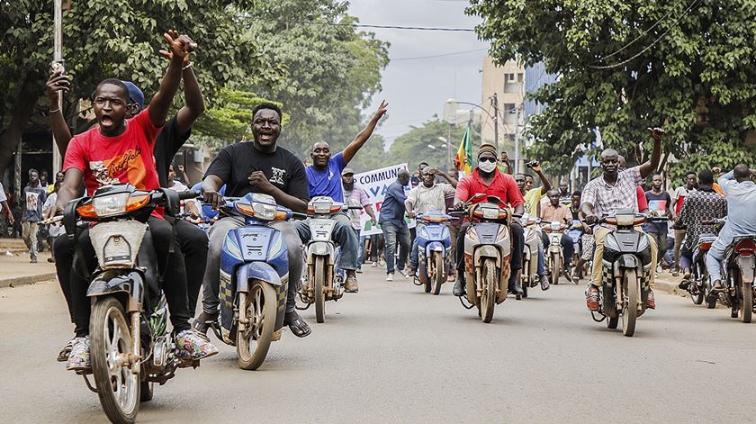 Os civis saíram às ruas de Bamaco após revolta militar. Foto: EPA