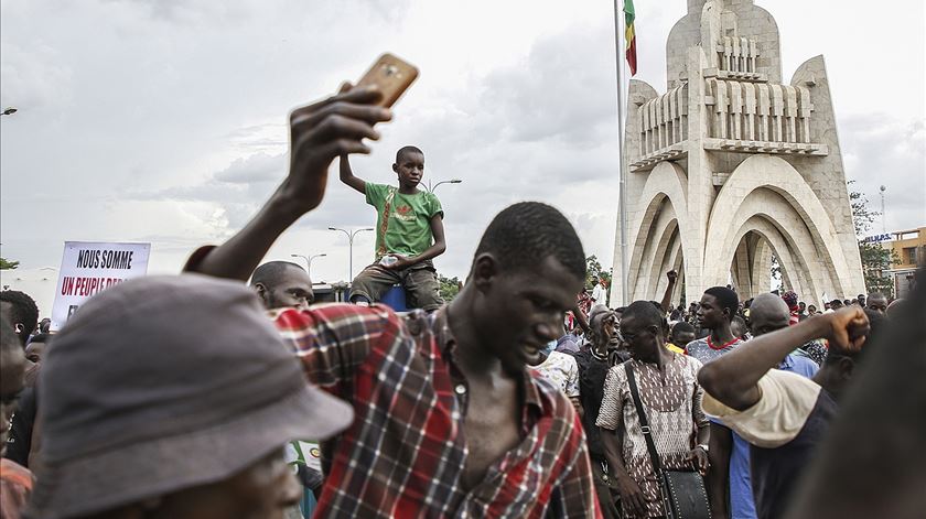 Civis saíram às ruas de Bamaco após revolta militar no Mali Foto Moussa Kalapo/EPA