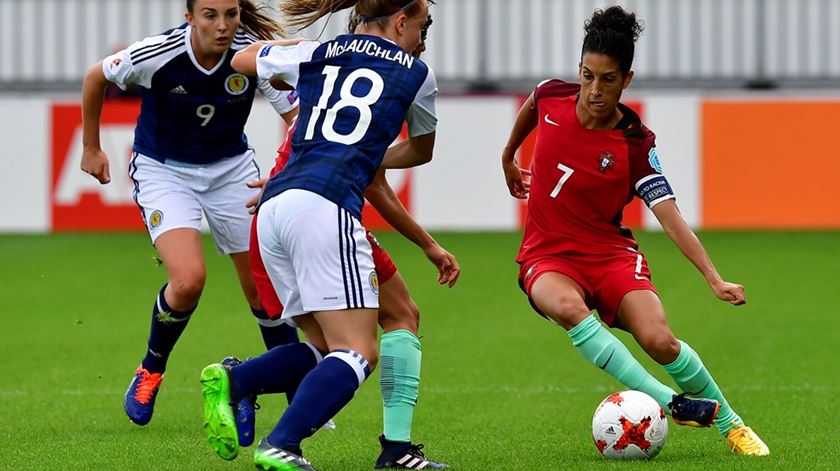 Cláudia Neto protege a bola sob o olhar atento das escocesas. Foto: UEFA