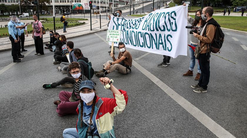 Manifestantes contra a destruição climática, o desemprego, a crise económica e o Governo, durante uma ação que faz parte da onda de mobilizações de outono "Climate Care Uprising". Foto: Manuel de Almeida/Lusa