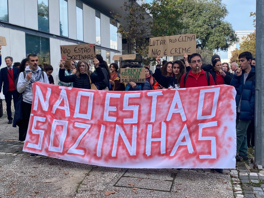 À porta do tribunal, 20 pessoas mostravam apoio aos quatro estudantes em julgamento. Foto: Liliana Monteiro/RR