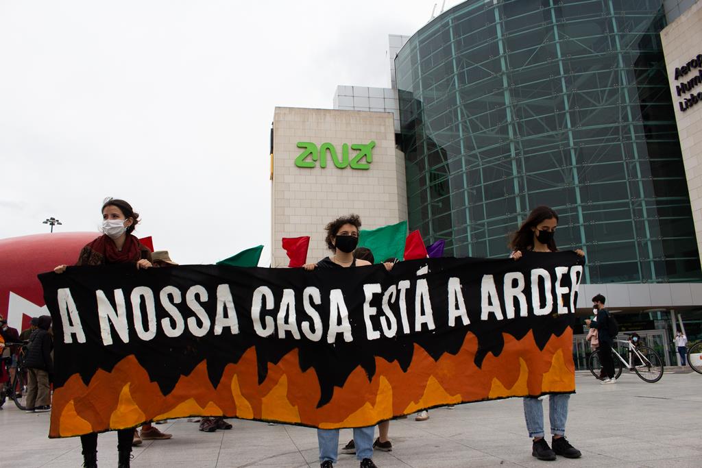 O protesto do coletivo Climáximo contra o tráfego aéreo foi um dos mais recentes pela justiça climática. Foto: Hélio Carvalho/RR