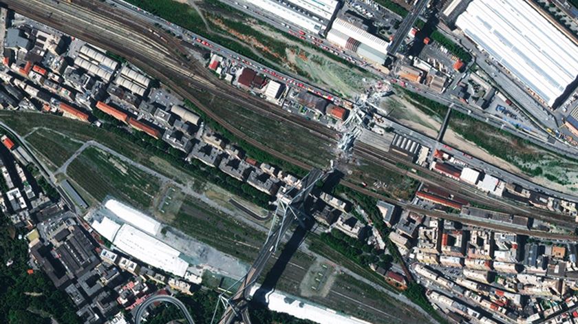 Colapso da ponte vista de satélite. Foto: European Space Imaging/EPA