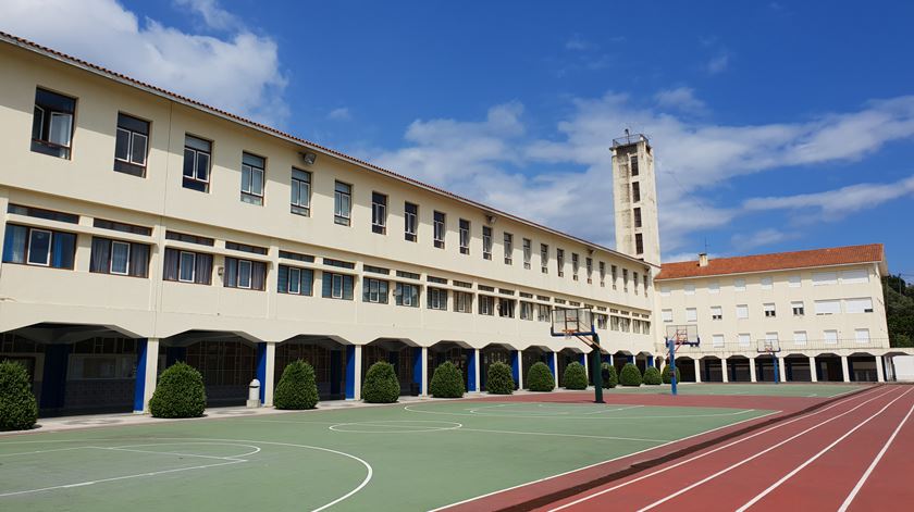 O colégio de Poiares inclui um grande edifício, onde são lecionadas as aulas, um pátio que é um campo de jogos e um pavilhão gimnodesportivo