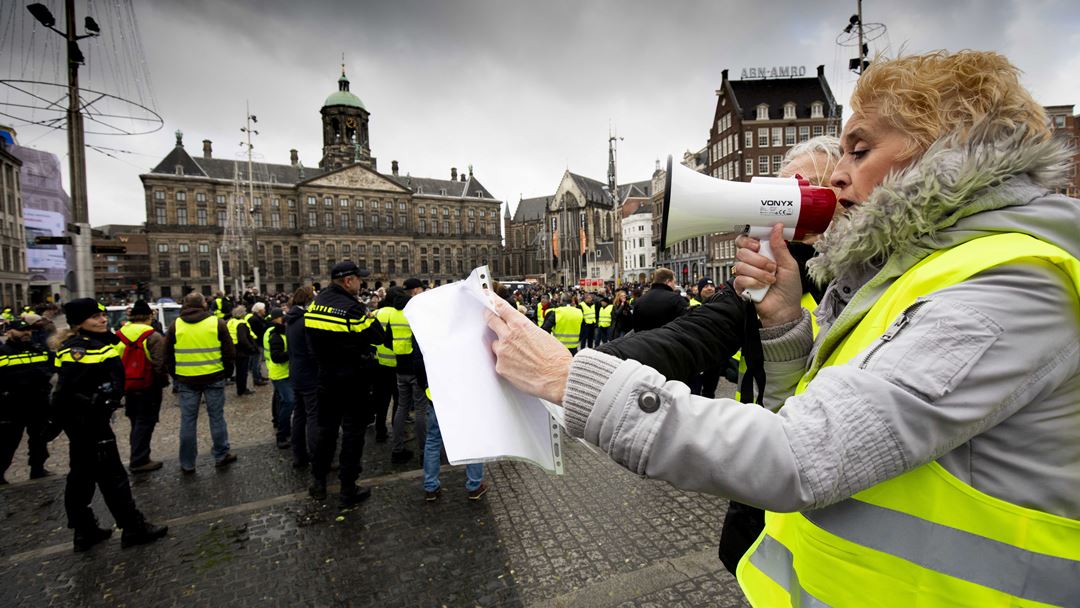 "Coletes amarelos" reunidos numa manifestação pacífica, em Amesterdão. Foto: Niels Wenstedt/EPA
