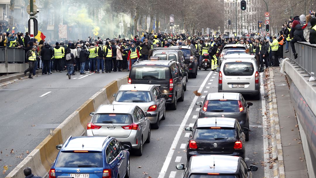 "Coletes amarelos" bloqueam uma estrada perto da sede das instituições europeias em Bruxelas. Foto: Olivier Hoslet/EPA