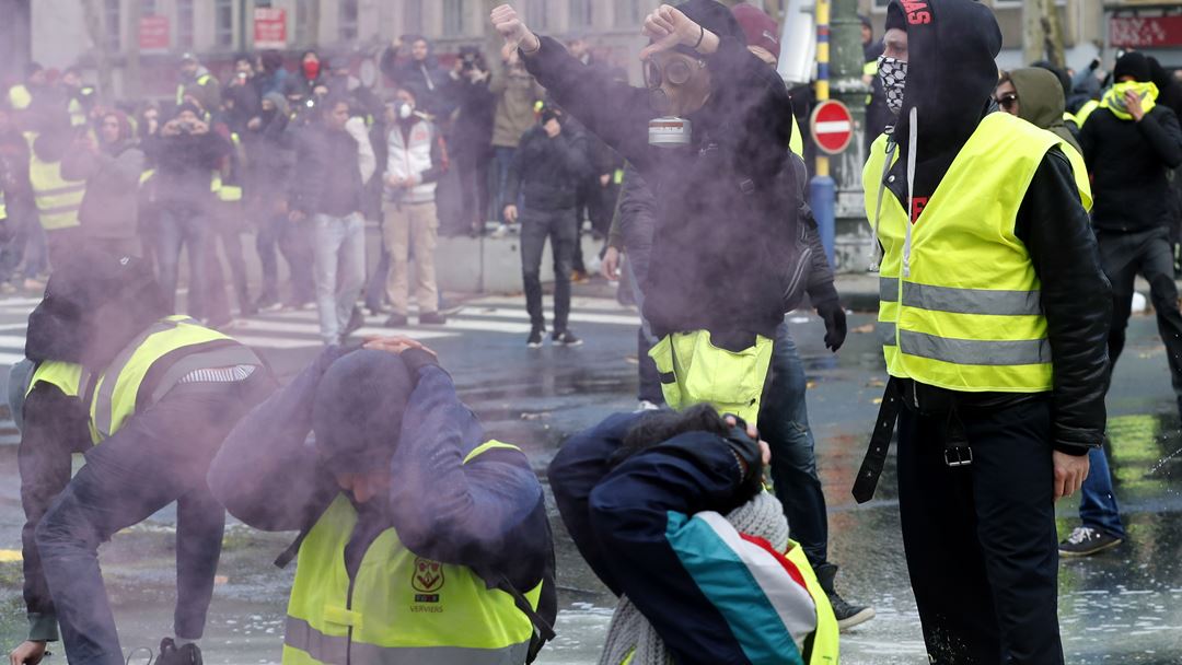 Manifestantes enfrentam polícia belga. Foto: Olivier Hoslet/EPA