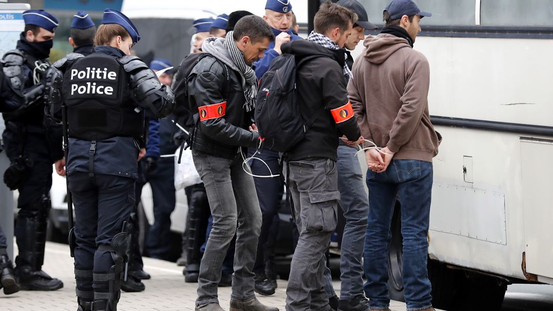 Manifestantes detidos pela polícia belga. Foto: Olivier Hoslet/EPA