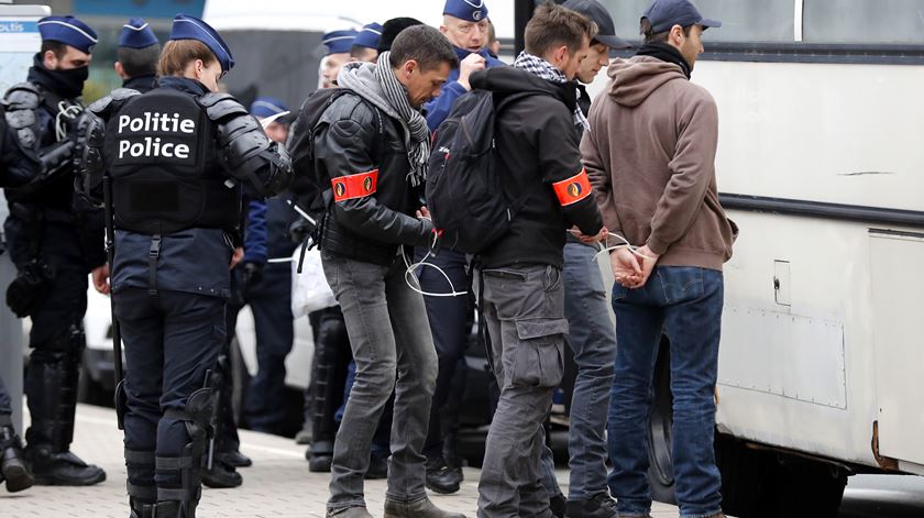 Manifestantes detidos pela polícia belga. Foto: Olivier Hoslet/EPA