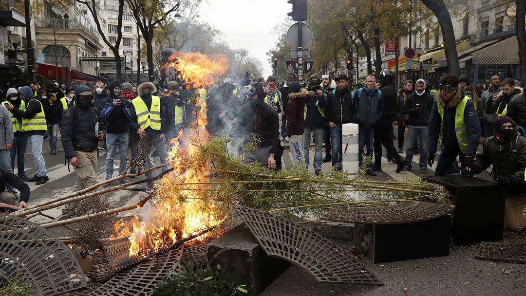 "Coletes amarelos" queimam barricadas em Paris. Foto: Yoan Valat/EPA