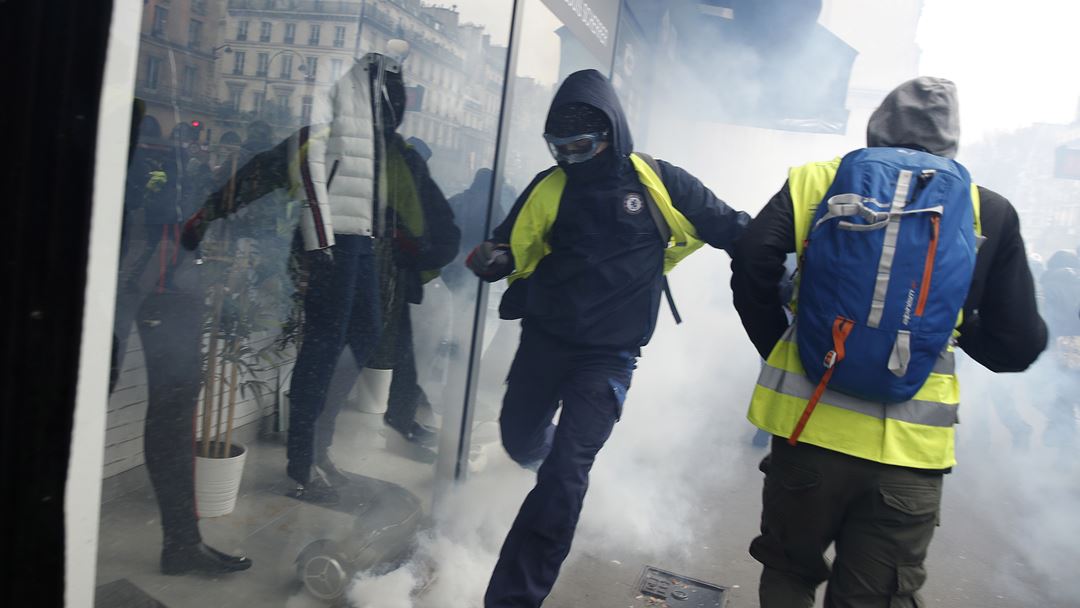 Manifestantes estão a causar estragos na capital francesa. Foto: Yoan Valat/EPA