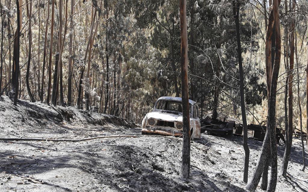 Carro queimado em Colmeias, Leiria, após os incêndios de julho de 2022. Foto: Inês Rocha/RR