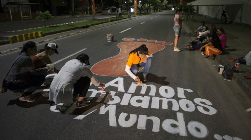 "Com amor mudamos o mundo" Mulheres de Villavicenci, na Colombia, o pintam mensagem para o Papa Francisco. Foto: Orlando Barria/EPA