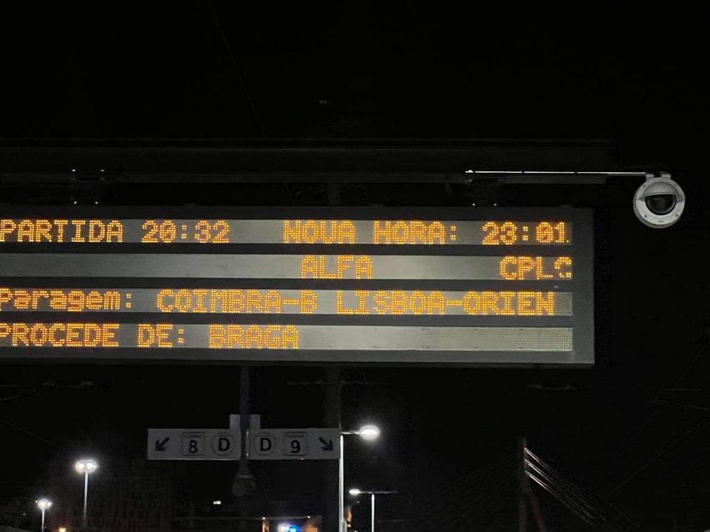 Combois parados em Campanhã, Porto, depois de corte da Linha Norte Foto: DR