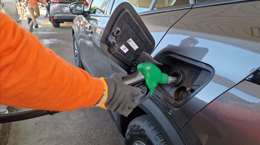Preços dos combustíveis descem para a semana