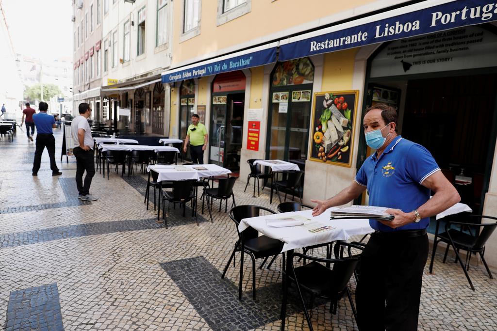 Empregado de restaurante na Baixa de Lisboa, durante a pandemia de Covid-19. Restauração, comércio. Foto: Rafael Marchante/Reuters