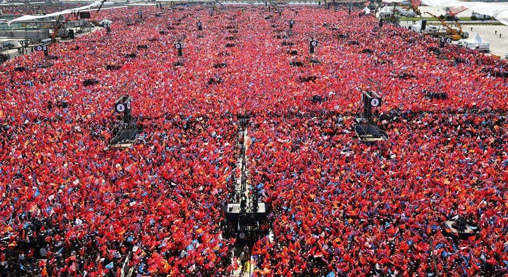 Apesar de ter vindo a perder popularidade, Erdogan continua a angariar o apoio de mais de 40% dos turcos, indicam sondagens recentes. Foto: Presidência da Turquia via EPA