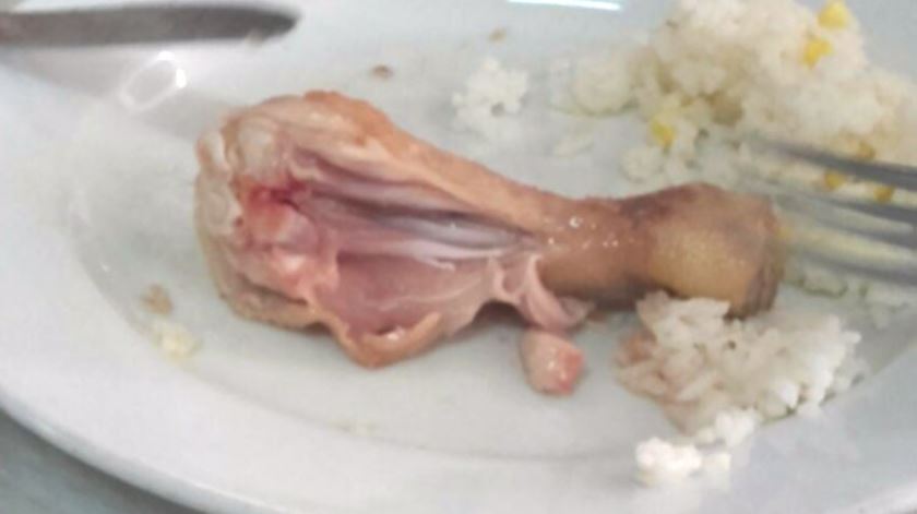 No ofício enviado pela Ferlap ao Governo e a autarcas consta uma fotografia de uma coxa de frango quase crua. Foto: Ferlap